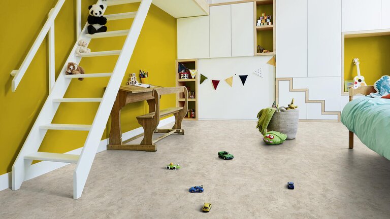 Spielzimmer mit hellem Bodenbelag